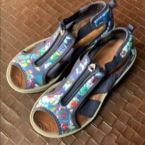 BZees women’s wedge neoprene sandals